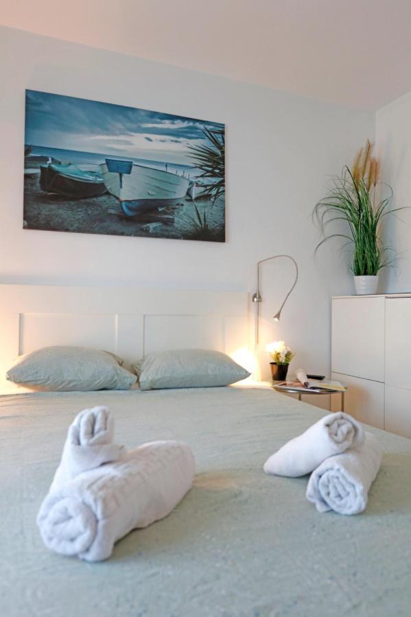 Gorgeous 2 Bedroom Duplex In City Center Bucureşti Exterior foto